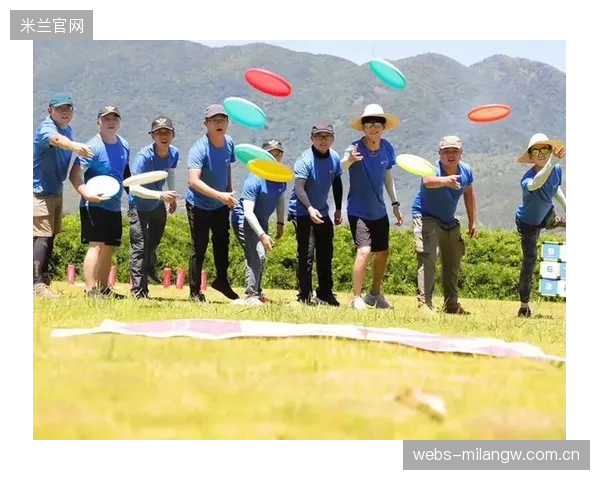 海边飞盘对决：飞盘玩家如何挑战极限，优雅接反风球